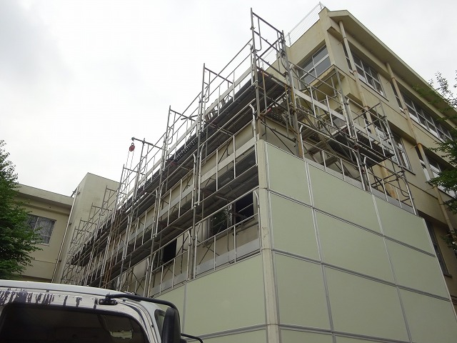 K小学校一部解体工事足場仮設工事